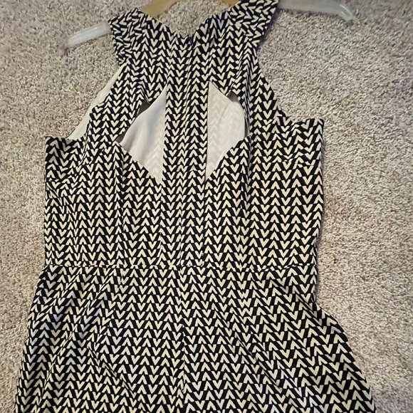 Cool romper with back cut-out - Picture 2 of 3